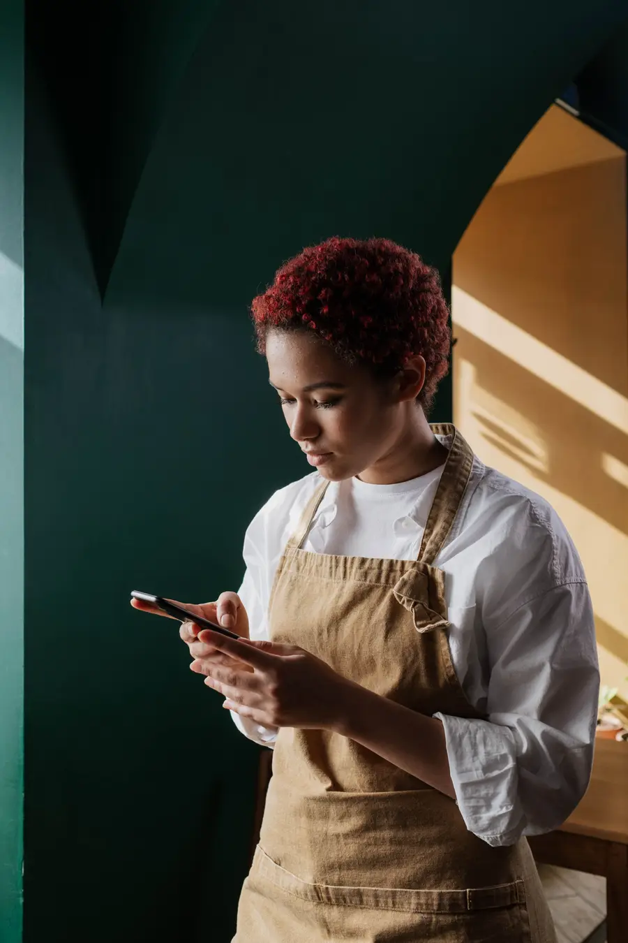 Une employée consulte une formation Standiz sur son téléphone